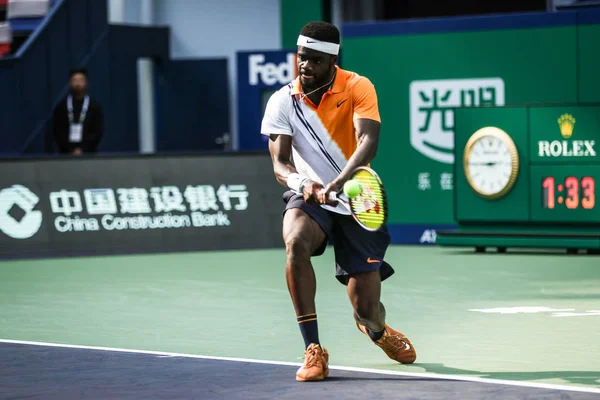 アメリカ合衆国のフランシス Tiafoe 2018 上海でロレックス上海マスターズ 2018 テニスのトーナメント中にショットをオーストラリアのマシュー Ebden に男子シングルスの彼らの最初のラウンドの試合で返します — ストック写真