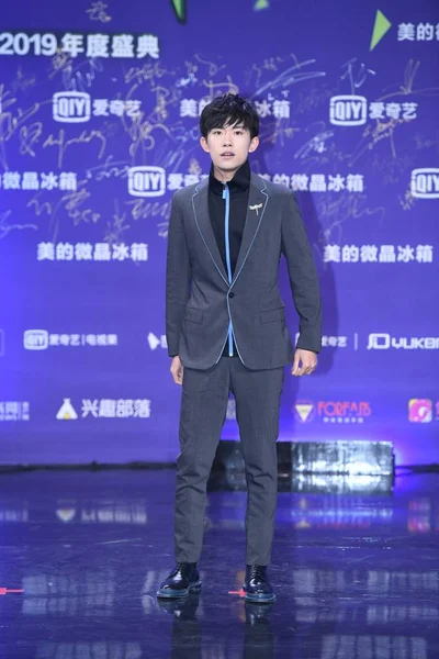 Zanger Jackson Yee Yangqianxi Van Chinese Jongen Groep Tfboys Arriveert — Stockfoto