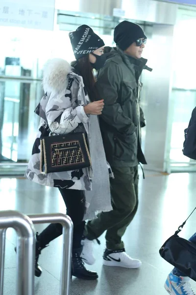 中国系アメリカ人の女優セリーナ玉 左と歌手と俳優彼氏韓庚は 2018 日中国北京市に北京首都国際空港に到着します — ストック写真