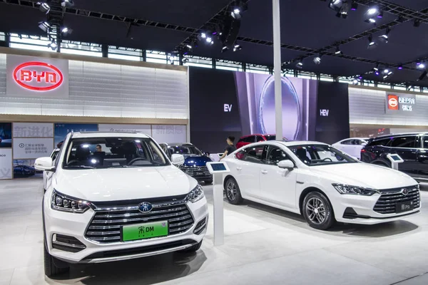 Gente Visita Stand Del Fabricante Automóviles Eléctricos Chino Byd Durante — Foto de Stock