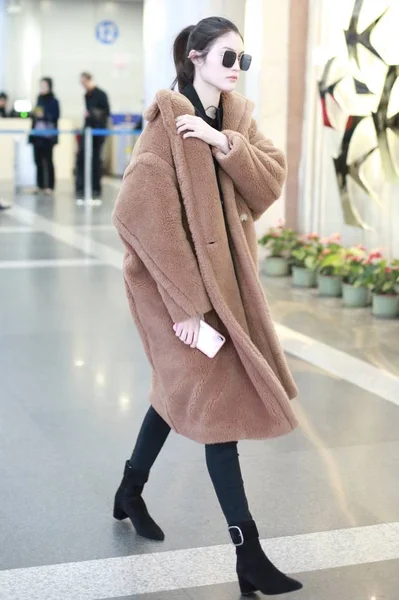 Китайская Супермодель Sui Костюме Max Mara Teddy Bear Icon Coat — стоковое фото