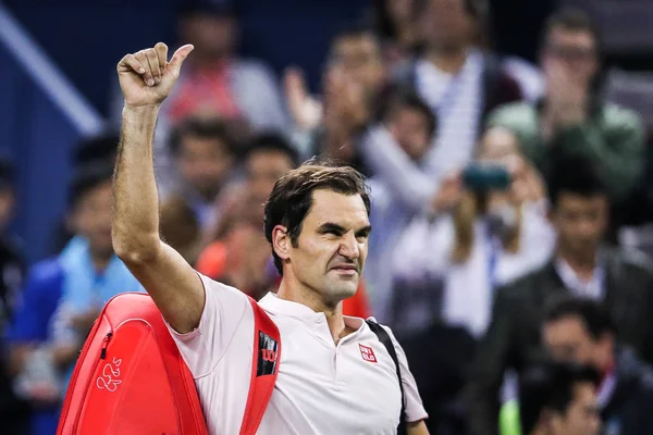 Roger Federer Szwajcarii Pozdrawia Widzów Jak Opuszcza Sąd Pokonany Przez — Zdjęcie stockowe