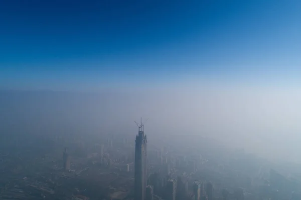 Una Vista Aérea Los Rascacielos Envueltos Por Niebla Pesada Ciudad —  Fotos de Stock