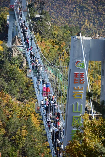 Turystów Odważny Most Szkła Dołu Dolinę Longjing City Yanbian Prefektura — Zdjęcie stockowe