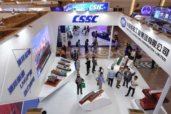 Människor Besöker Montern China State Shipbuilding Corp Cssc Expo Shanghai — Stockfoto