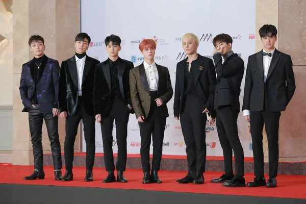 Members South Korean Boy Band Ikon Pose Arrive Red Carpet — Stock Photo, Image