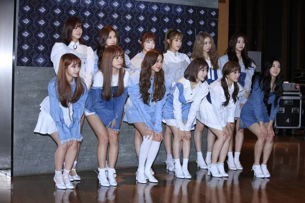 Miembros Del Grupo Chicas Surcoreanas Izone Estilizado Como One Asisten — Foto de Stock