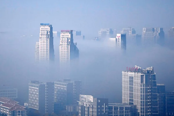 Stadtbild Aus Hochhäusern Und Wolkenkratzern Nebel Gehüllt Der Stadt Yantai — Stockfoto