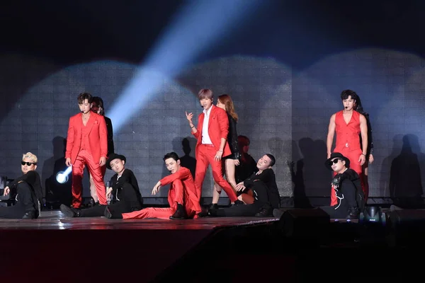 Miembros Boy Band Surcoreana Shinhwa Tocan Durante Concierto Gira Del —  Fotos de Stock