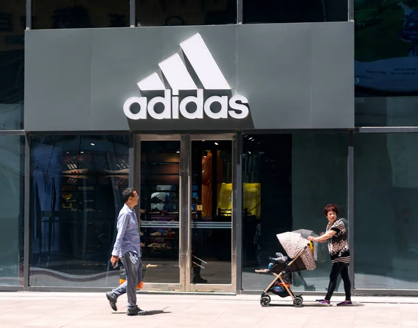 Пешеходы Проходят Мимо Спортивного Магазина Adidas Городе Далянь Северо Восточная — стоковое фото