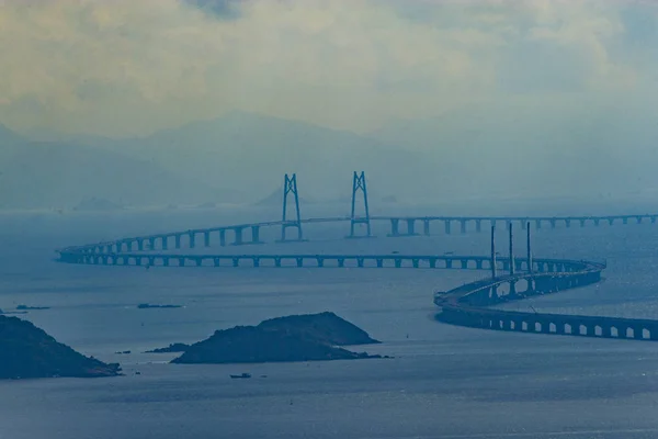 2017年8月25日に中国南部の広東省珠海市で撮影されたこの写真は 香港のランタオ島に対して建設中の世界最長のクロスシーブリッジ 香港珠海 マカオ橋の眺めを示しています — ストック写真