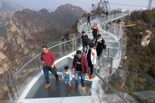 Turyści Chodzić Skywalk Szkła Zawieszone Powietrzu Wzdłuż Urwiska Mount Langya — Zdjęcie stockowe