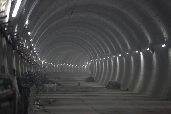 2018 中国北京市海淀区の北京 張家口都市間高速鉄道の清華トンネル竣工後の工事現場の表示 — ストック写真
