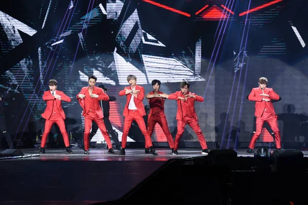 Miembros Boy Band Surcoreana Shinhwa Tocan Durante Concierto Gira Del —  Fotos de Stock