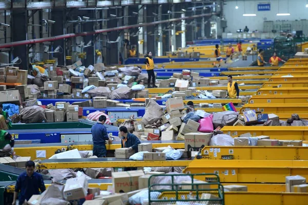 Trabajadores Chinos Ocupan Paquetes Mayoría Los Cuales Están Preparados Para — Foto de Stock