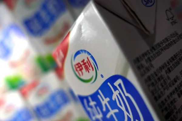 Κουτιά Από Αγνό Γάλα Της Γιίλι Πωλούνται Ένα Σούπερ Μάρκετ — Φωτογραφία Αρχείου