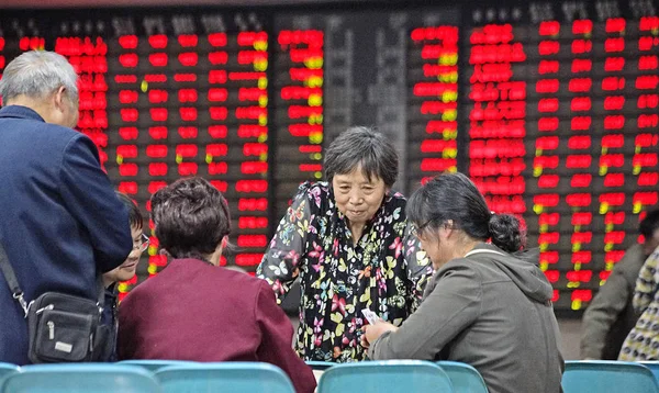 Китайські Інвестори Говорити Один Одним Перед Електронне Табло Показуючи Цін — стокове фото
