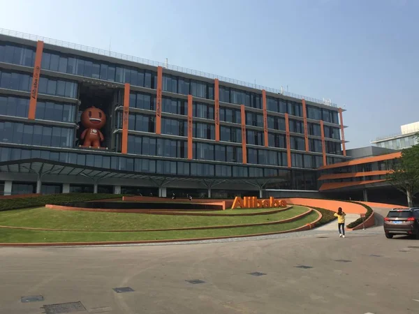 Προβολή Των Κεντρικών Γραφείων Του Κινέζικου Γιγαντιαίου Ομίλου Alibaba Στην — Φωτογραφία Αρχείου
