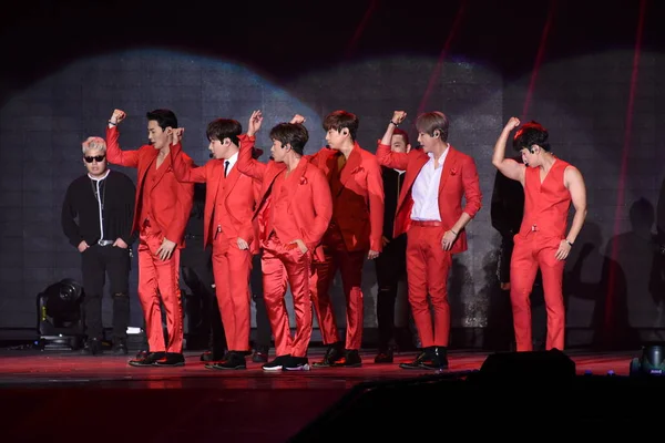 Miembros Boy Band Surcoreana Shinhwa Tocan Durante Concierto Gira Del —  Fotos de Stock