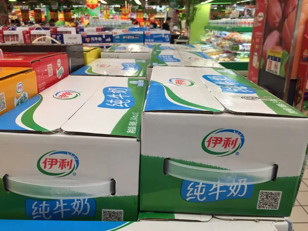 Cartons Yili Pure Milk Sale Supermarket Shanghai China March 2017 — Stock Photo, Image