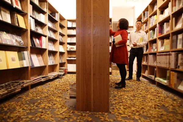 Customers Read Books Bookstore Decorated Ginkgo Leaves Effort Bring Readers — Stock Photo, Image