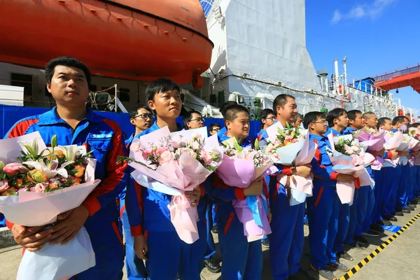 Forskarna Utgör Framför Den Oceaniska Forsknings Fartyget Tansuo Som Återvände — Stockfoto