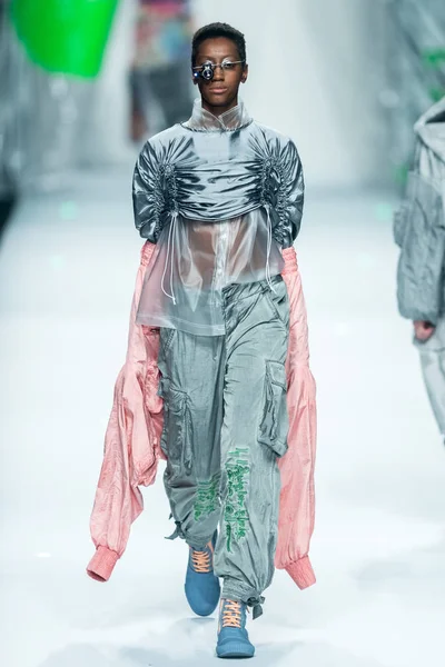 モデルは 2018 上海に上海ロンドンファッションウィークの春 2019年中 Inxx のファッションショーで新しい創造を表示します — ストック写真
