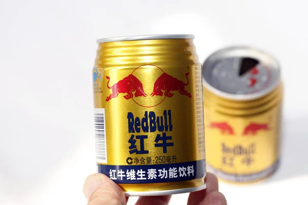 Místní Rezident Ukazuje Can Energetického Nápoje Red Bull Městě Anyang — Stock fotografie