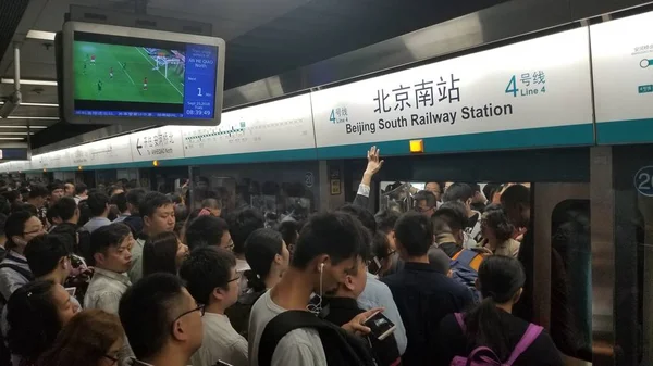 Multidão Viajantes Chineses Correm Para Trem Metrô Uma Estação Metrô — Fotografia de Stock