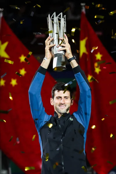 Novak Djokovic Serbia Sostiene Trofeo Campeón Después Derrotar Borna Coric — Foto de Stock