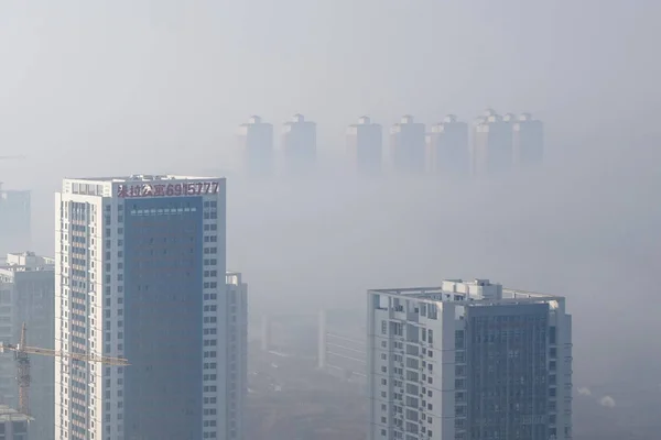 Paisaje Urbano Edificios Gran Altura Rascacielos Envueltos Niebla Advectora Ciudad —  Fotos de Stock