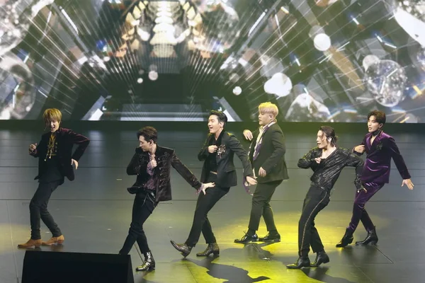 Μέλη Της Ομάδας Της Νότιας Κορέας Αγόρι Super Junior Αποδίδουν — Φωτογραφία Αρχείου