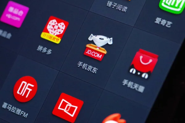 Uživatel Mobilního Telefonu Dívá Ikonu Čínského Internetového Prodejce Com Jeho — Stock fotografie