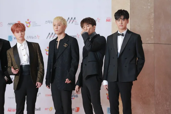 Members South Korean Boy Band Ikon Pose Arrive Red Carpet — Stock Photo, Image