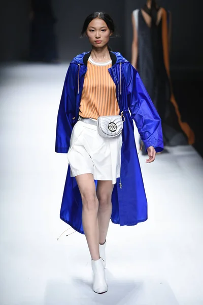 モデルは 2018 中国の北京で中国ロンドンファッションウィークの春 2019年中唐 Guanyi によって Honrn のファッションショーで新しい創造を表示します — ストック写真