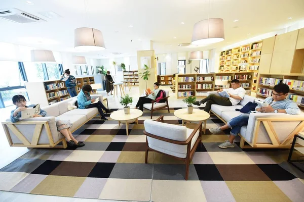 Gente Lee Libros Recién Inaugurada Biblioteca Netease Snail Ciudad Hangzhou — Foto de Stock