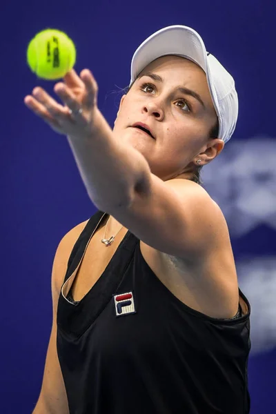 Ashleigh Barty Της Αυστραλίας Σερβίρει Εναντίον Γκαρσία Caroline Της Γαλλίας — Φωτογραφία Αρχείου