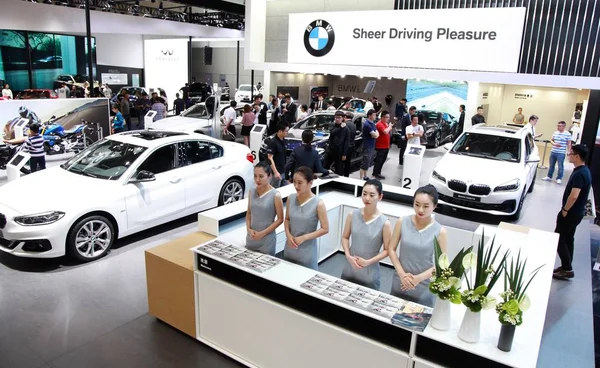 Pessoas Visitam Estande Bmw Durante Uma Exposição Automóveis Cidade Nanjing — Fotografia de Stock