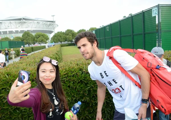 Der Russische Tennisspieler Karen Chatschanow Ist Nach Einer Trainingseinheit Zur — Stockfoto