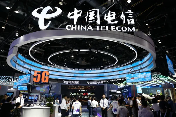 Pessoas Visitam Estande China Telecom Durante Uma Exposição Pequim China — Fotografia de Stock