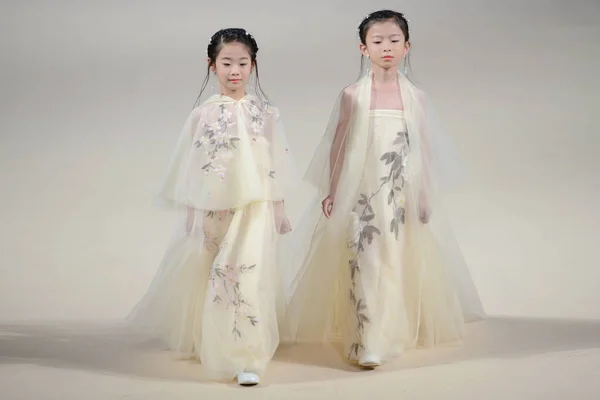 在2018年10月29日于中国北京举行的中国时装周春季 2019年夏季中国时装秀上 梁英的 天盖亚 时装秀上展示了新的作品 — 图库照片