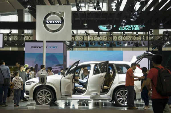 People Visit Stand Volvo 16Th China Guangzhou International Automobile Exhibition — Stock Photo, Image