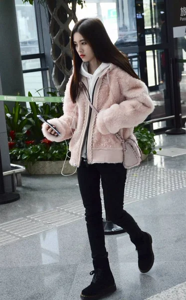 Chanteuse Actrice Chinoise Jingyi Arrive Aéroport International Shanghai Hongqiao Avant — Photo