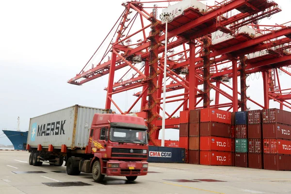 Een Vrachtwagen Vervoert Een Container Gelost Van Een Schip Een — Stockfoto