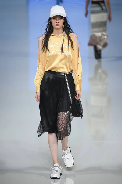 Modell Visar Skapelse Modevisning Landi Hera Shaw Den Kina Fashion — Stockfoto