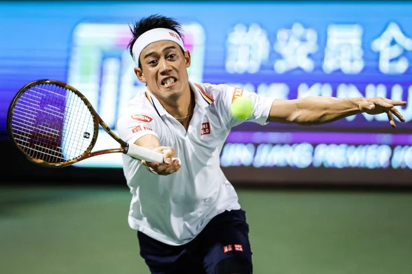 日本の錦織圭が 2018 上海でロレックス上海マスターズ 2018 テニスのトーナメント中に男子シングルスの彼らの第 ラウンドの試合でアメリカ合衆国のサムクエリーにショットを返します — ストック写真