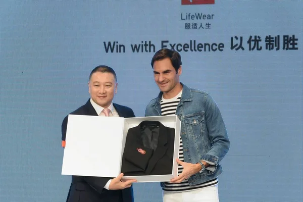 Schweiziska Tennis Star Roger Federer Höger Sköter Händelse Japanska Modemärke — Stockfoto