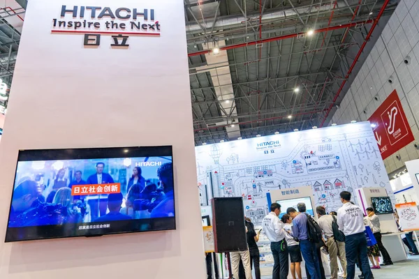 Gente Visita Stand Del Conglomerado Japonés Hitachi Durante Feria Internacional —  Fotos de Stock