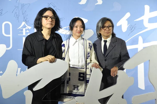 右から 香港の映画監督ピーター チャン 中国の女優周周 日本の映画監督の岩井俊二が 2018年11月7日に中国 北京で行われた新作映画 ラストレター のプレミアイベントに出席しました — ストック写真