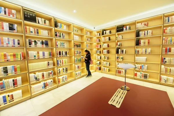 Ludzie Czytają Książki Bibliotece Ślimak Netease Nowo Otwarte Miasta Hangzhou — Zdjęcie stockowe